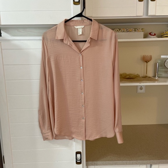 H&M Tops - Classic Peach Blouse